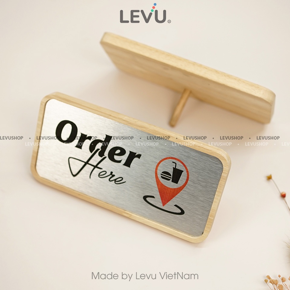 Bảng gỗ order here để bàn chỉ dẫn gọi món tại quầy trang trí quán LEVU BG57E