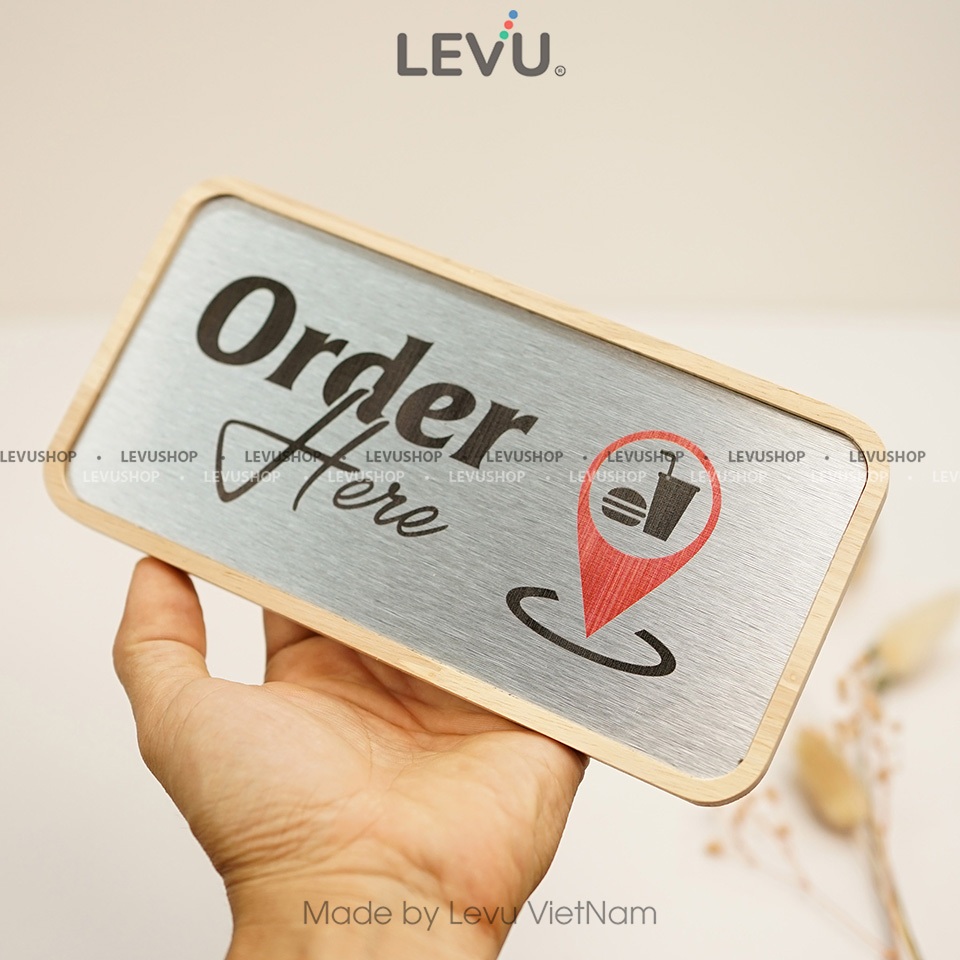 Bảng gỗ order here để bàn chỉ dẫn gọi món tại quầy trang trí quán LEVU BG57E