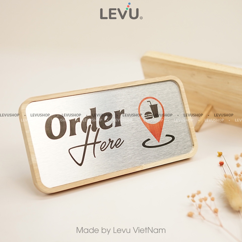 Bảng gỗ order here để bàn chỉ dẫn gọi món tại quầy trang trí quán LEVU BG57E
