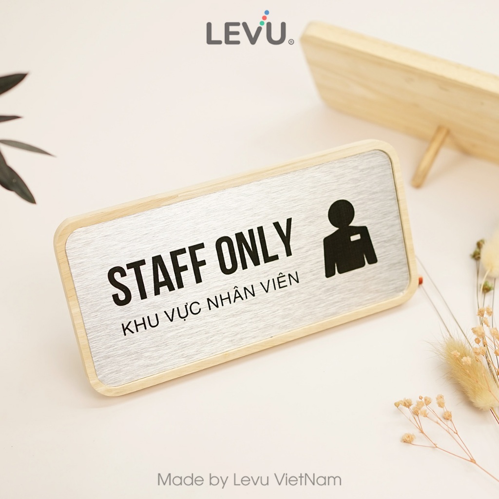 Bảng gỗ staff only để bàn khu vực dành riêng cho nhân viên chính hãng LEVU