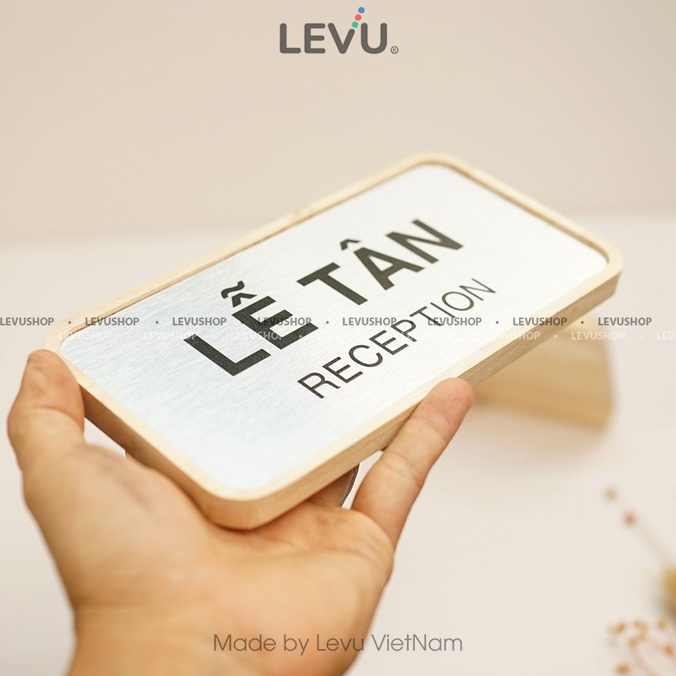 Bảng hiệu gỗ quầy lễ tân, biển tên lễ tân để bàn chức danh reception 10x20cm