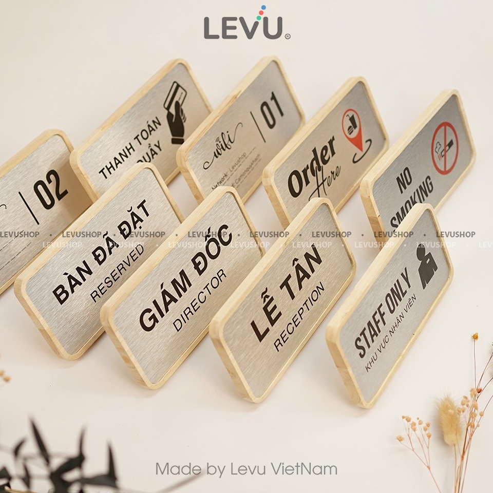 Biển gỗ để bàn đã đặt reserved cho nhà hàng quán ăn nơi có bàn đã đặt trước