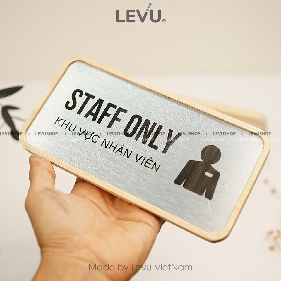 Bảng gỗ staff only để bàn khu vực dành riêng cho nhân viên chính hãng LEVU