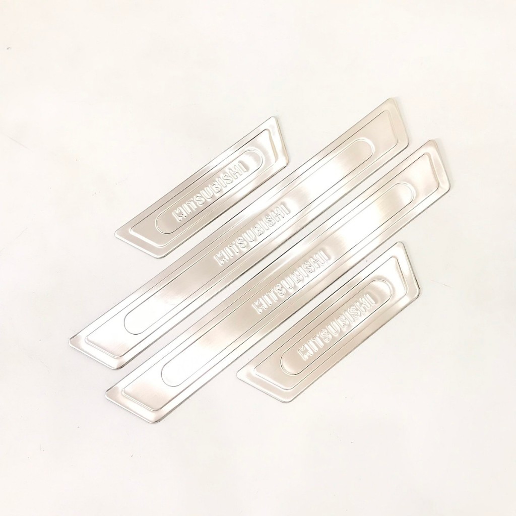 Ốp bậc cửa, nẹp bước chân Mitsubishi Outlander 2018-2023, Chất liệu inox cao cấp, chống xước chống trượt