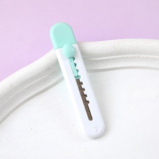Dao rọc giấy mini nhỏ, dao rọc giấy vỏ nhựa, lưỡi dao sắc bén, chất liệu cứng cáp, có móc kẹp tiện lợi khui gói hàng