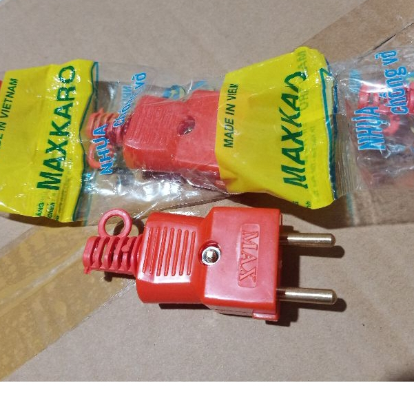 Phích cắm chịu tải lõi sứ công suất 6000w hãng Maxkaro