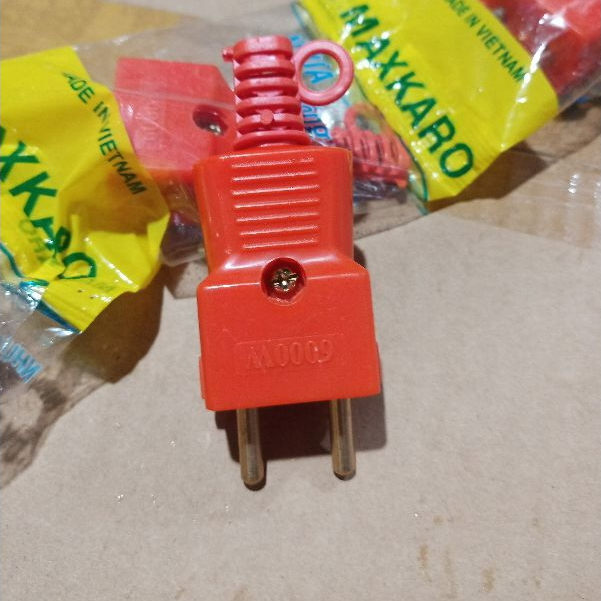 Phích cắm chịu tải lõi sứ công suất 6000w hãng Maxkaro