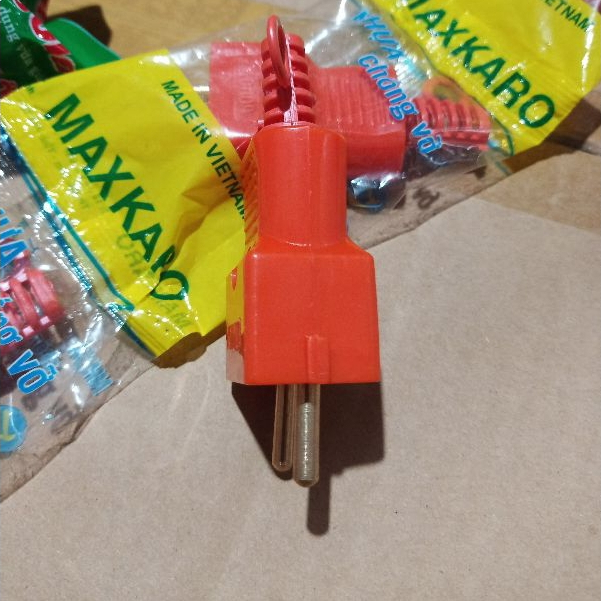 Phích cắm chịu tải lõi sứ công suất 6000w hãng Maxkaro