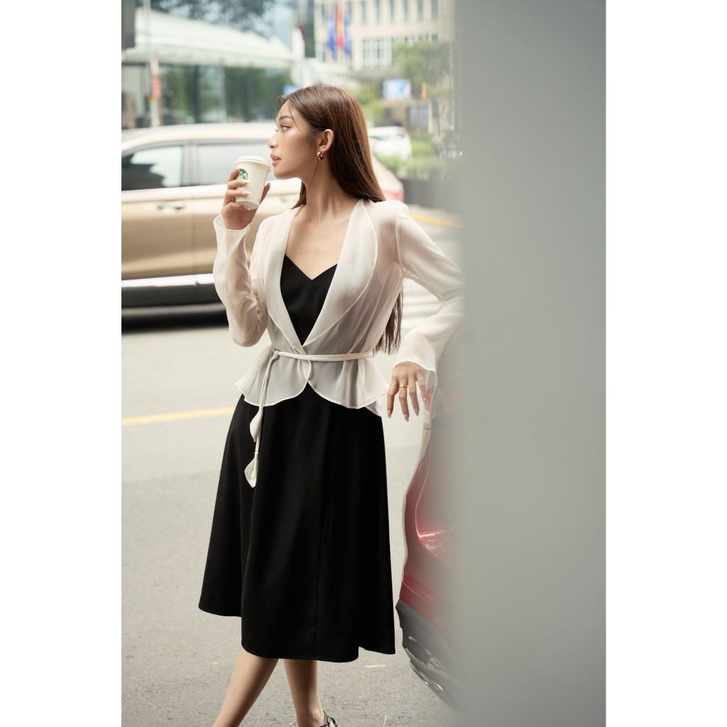 Vella Fashion Đâm hai dây màu đen kèm áo khoác voan dài tay nơ cách điệu VD24035