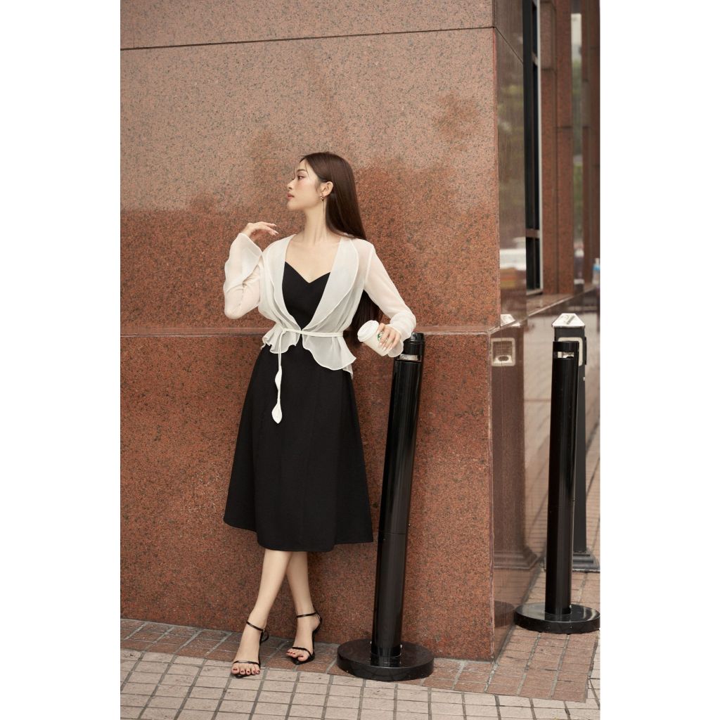 Vella Fashion Đâm hai dây màu đen kèm áo khoác voan dài tay nơ cách điệu VD24035