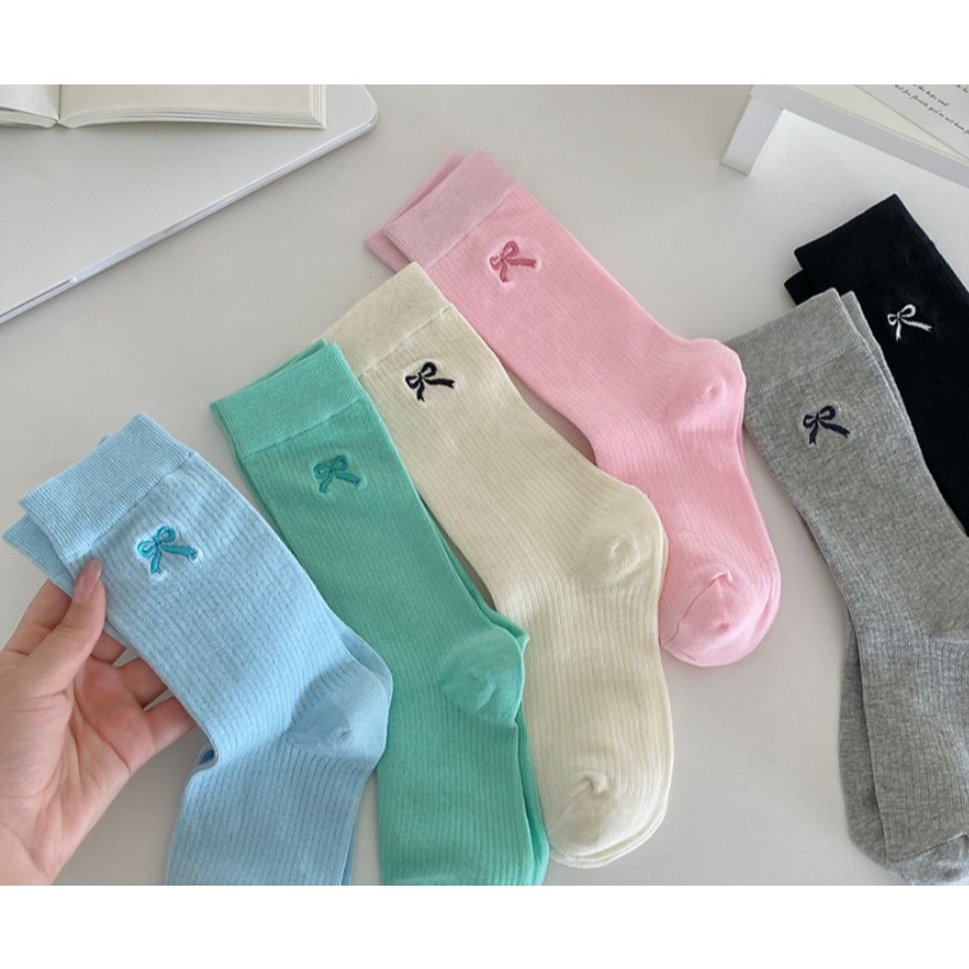 Vớ Tất nữ thêu họa tiết nơ 6 màu cổ cao phong cách trẻ trung, năng động.