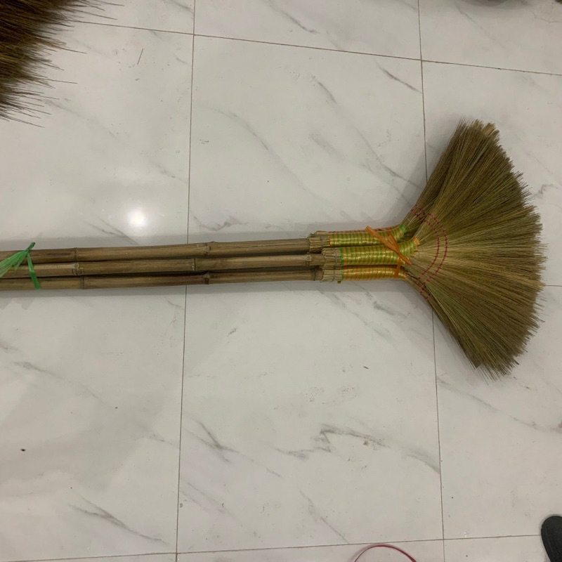Chổi Gậy Cán Dài 1m5 Tiện Lợi Quét Sân Vườn Hàng Thủ Công Tỉ Mỉ Chắc Chắn Có 2 Loại lưỡi chít và lưỡi tre