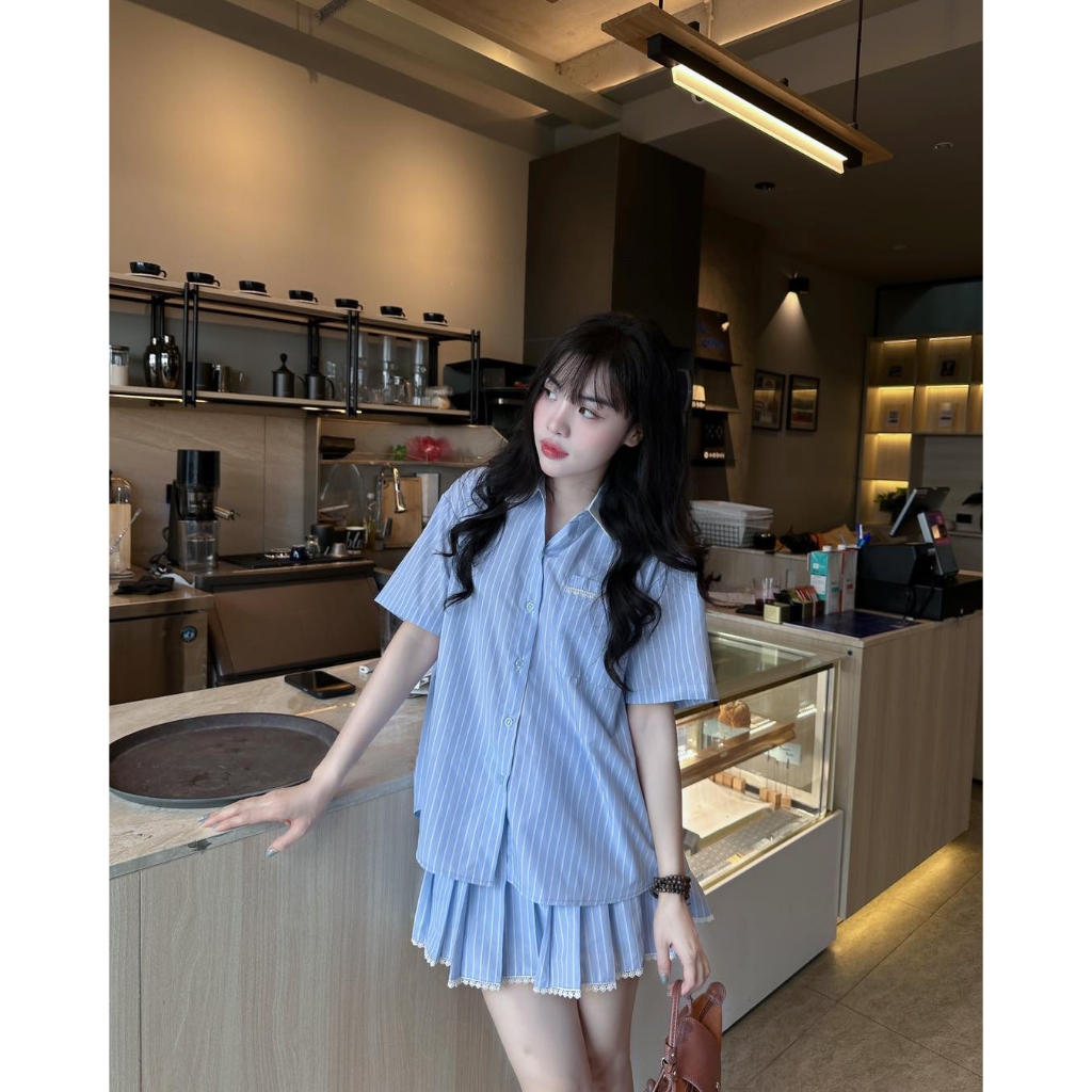 Set Áo Sơ Mi Kẻ Xanh Cổ Trắng Kèm Chân Váy Xếp Ly Viền Ren, Bộ Sơ Mi Nữ Ngắn Tay Rộng Học Sinh Cá Tính - CHAMIE STUDIO