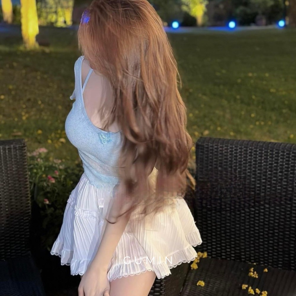 Set bộ áo váy GUMIN thiết kế gồm áo bra kèm áo len mỏng đính bướm và chân váy xòe sang trọng