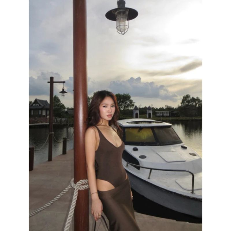 Bodysuit Nâu hai dây khoét ngực sâu, áo kiểu liền thân nữ đi biển đi chơi tôn dáng sexy sang chảnh quyến rũ