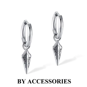 Bông tai nam unisex thép không gỉ kiểu tròn phối mặt hình mũi tên nhỏ khắc hoa văn retro không gỉ UE2402