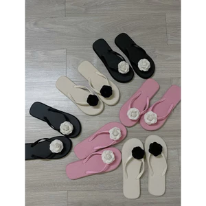 Dép sỏ ngón gắn hoa kute hàng hót năm nay( ảnh shop chụp)