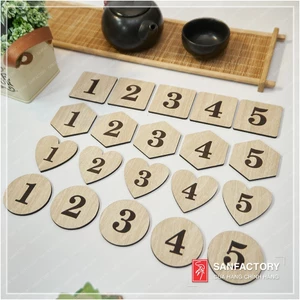 Bảng số đánh thứ tự gỗ có sẵn keo, thẻ hình vuông, hình tòn, hình trái tim..., nội dung theo yêu cầu