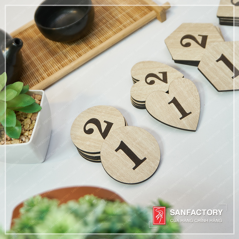 Bảng số đánh thứ tự gỗ có sẵn keo, thẻ hình vuông, hình tòn, hình trái tim..., nội dung theo yêu cầu