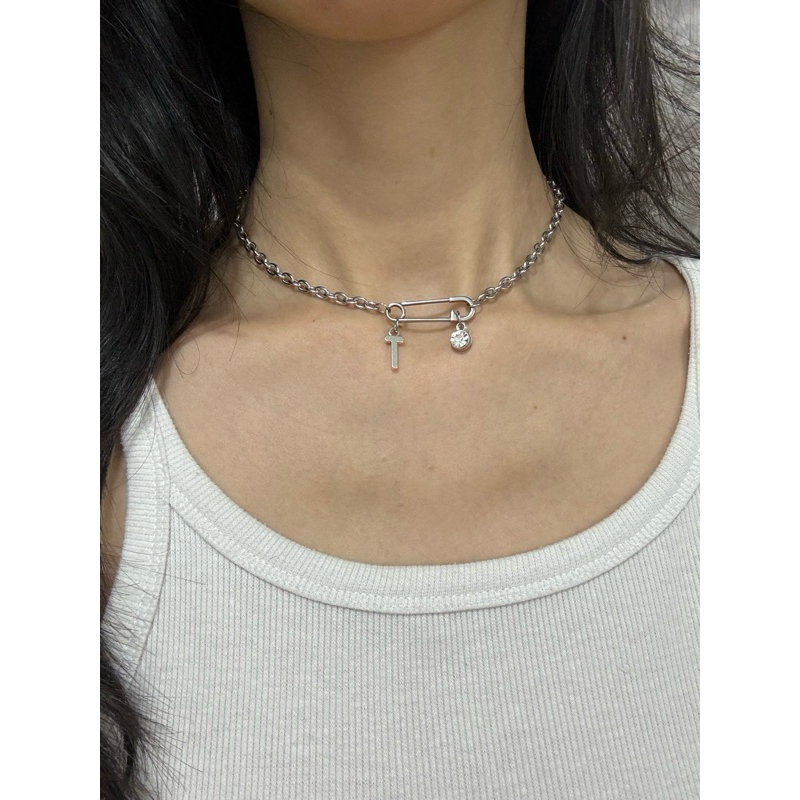 Vòng Cổ Safety Pin Ý Nghĩa Gì? Tìm Hiểu Sức Hút Của Phụ Kiện Thời Trang