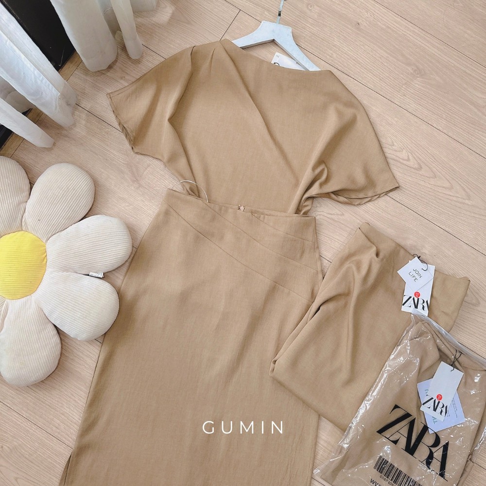 Set áo váy nâu GUMIN thiết kế áo dập ly vai kèm chân váy xẻ sau thanh lịch sang trọng