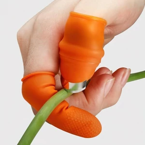 Găng tay bấm cắt rau củ chống bẩn móng , Bóc tỏi-Hái Rau Củ Siêu Tiện Lợi