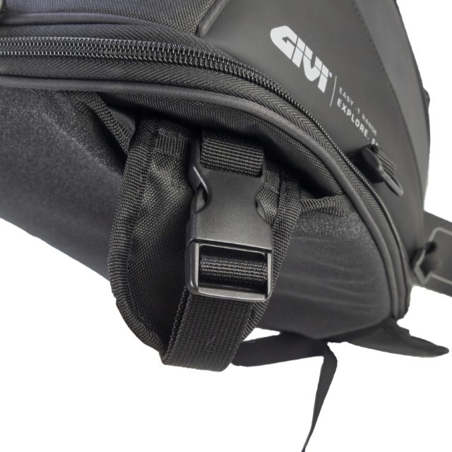 Túi đựng đồ hít nam châm GIVI EA130 dùng cho xem có bình xăng kim loại - dung tích 26 lít
