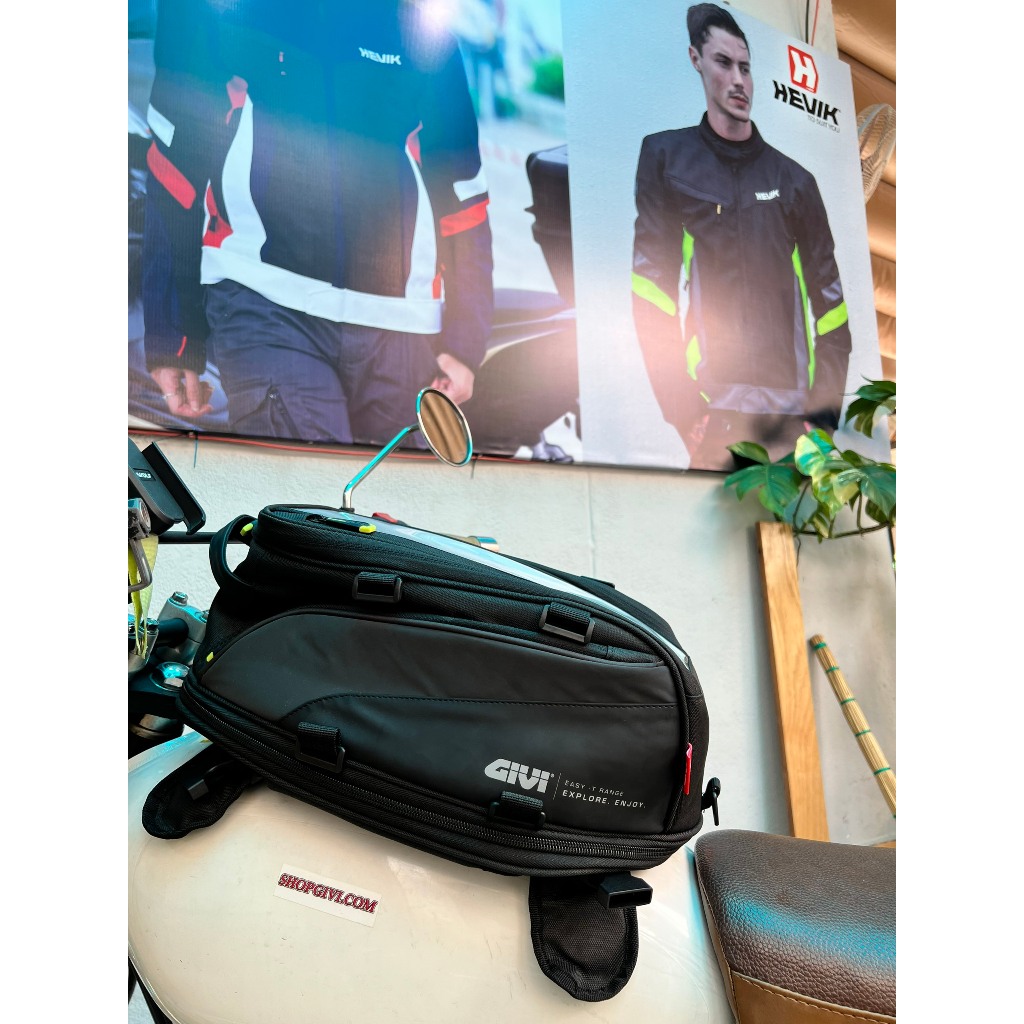 Túi đựng đồ hít nam châm GIVI EA130 dùng cho xem có bình xăng kim loại - dung tích 26 lít