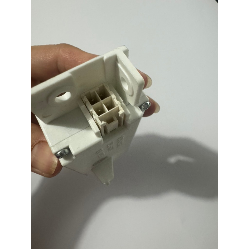 Công Tắc Khóa Cửa Máy Giặt LG Cửa Trên (Chỉ Đỏ) – Phụ Kiện Máy Giặt Chính Hãng