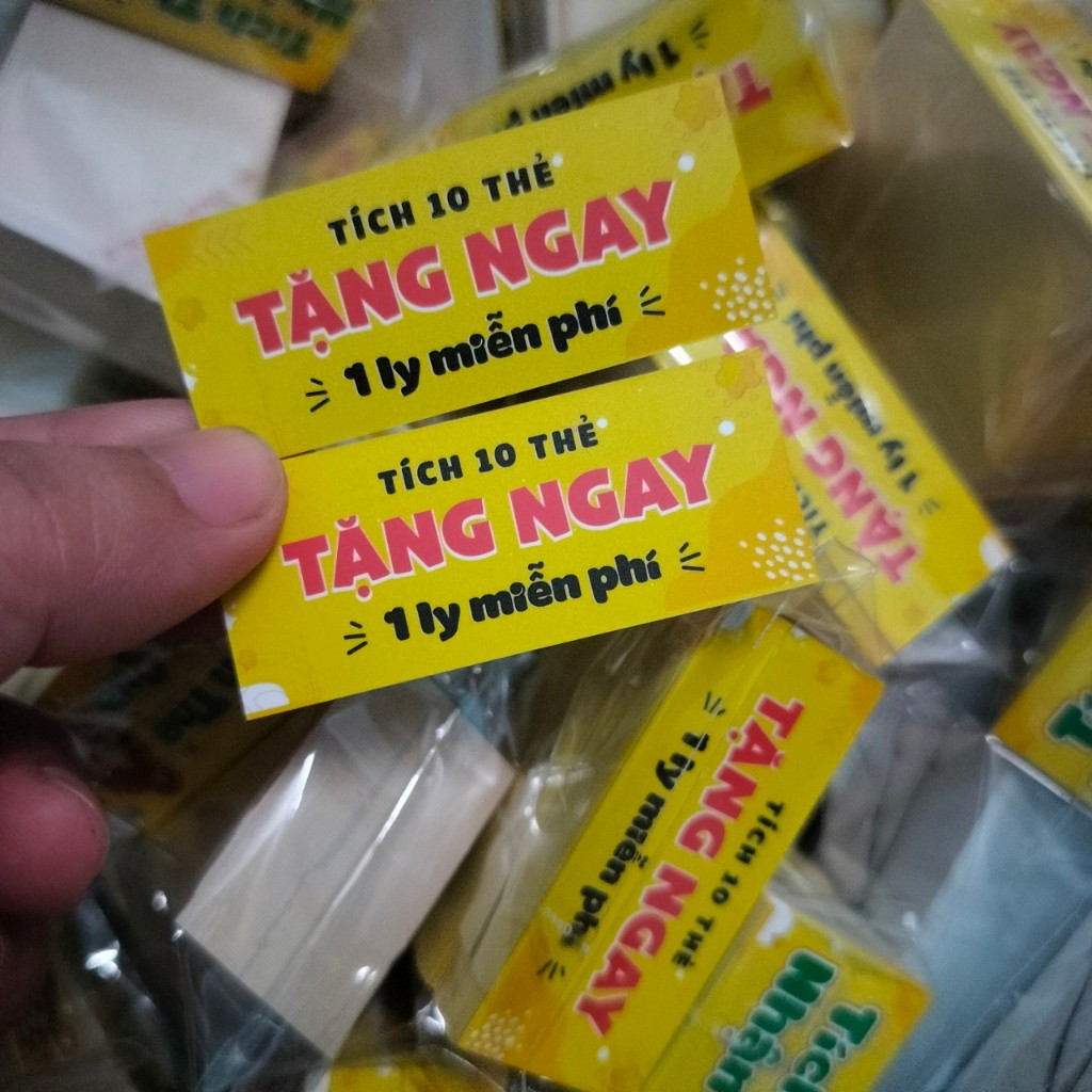 100 thẻ tích điểm vàng mini kt 2x5,4cm, tích được 10 thẻ tặng 1 ly miễn phí