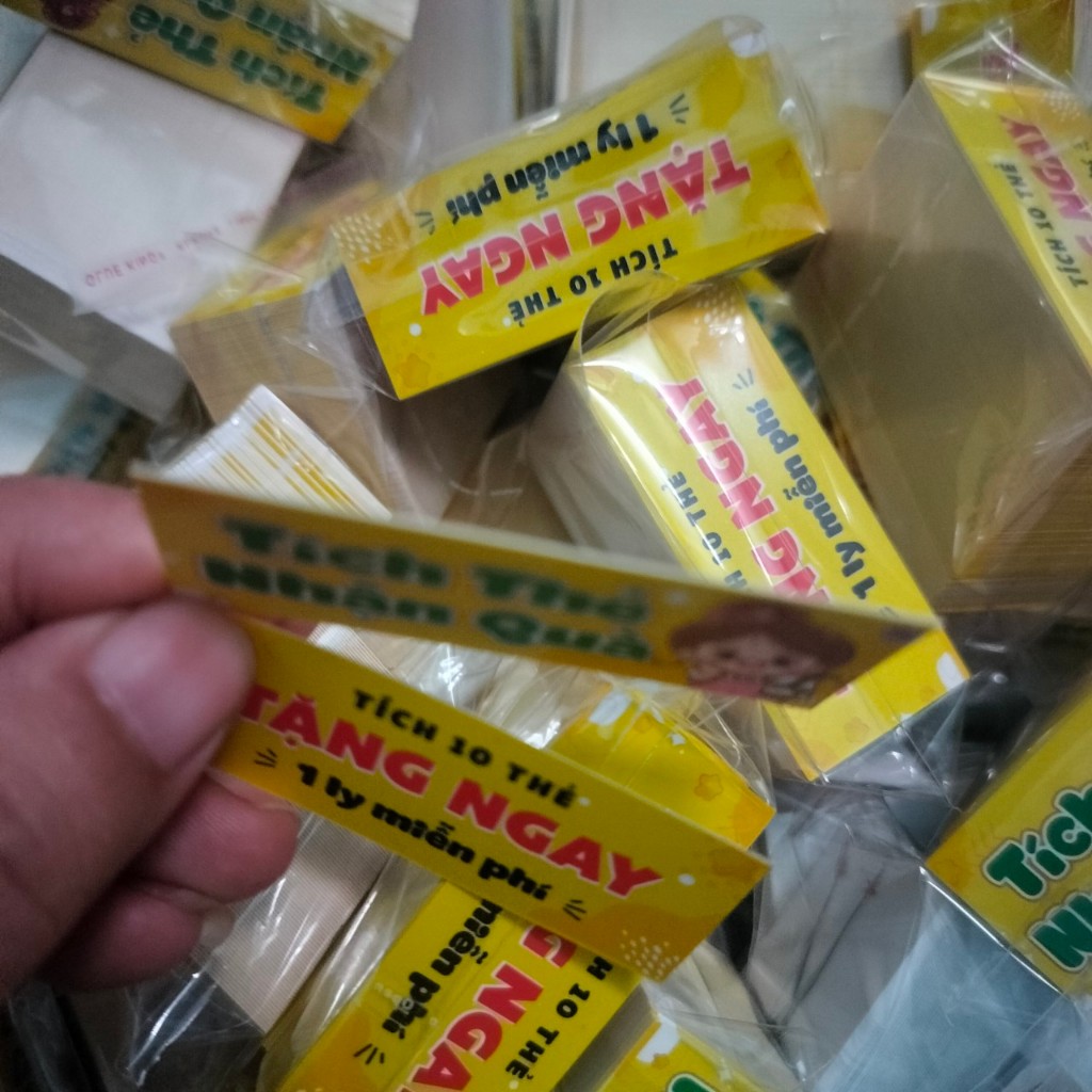 100 thẻ tích điểm vàng mini kt 2x5,4cm, tích được 10 thẻ tặng 1 ly miễn phí