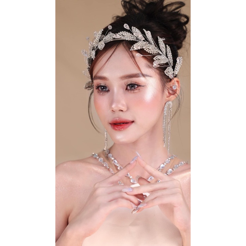 Bờm tóc cô dâu lấp lánh dễ cài lên tóc