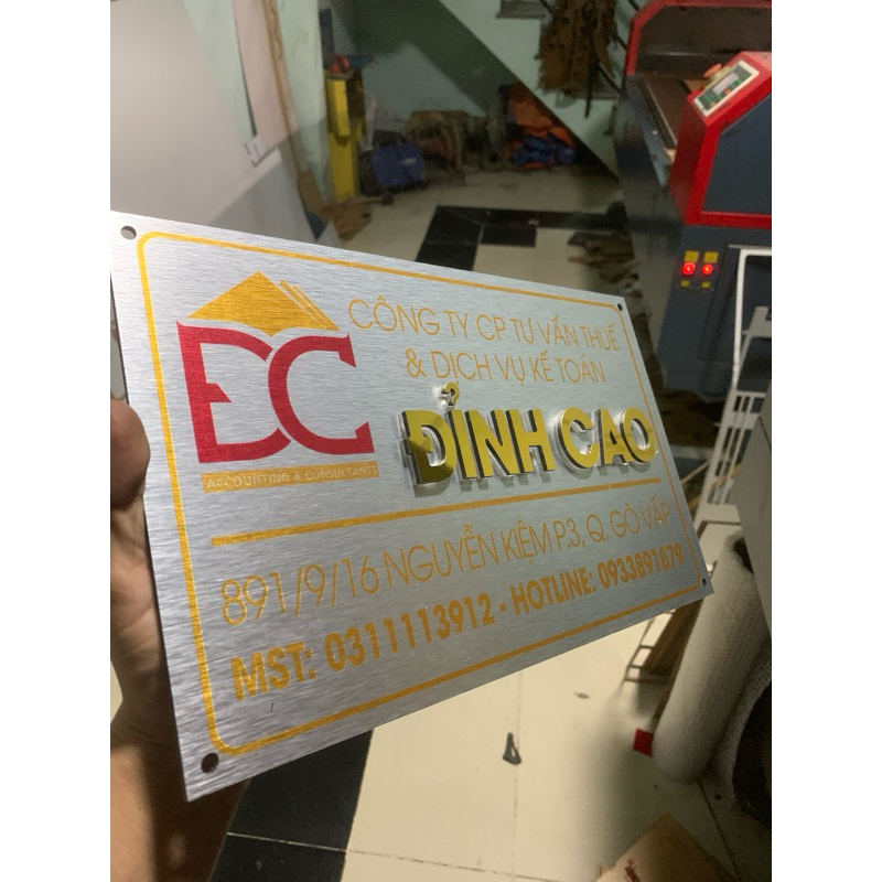 Bảng. Biển Công Ty alcorest Trắng xước, in uv, logo nổi tuỳ chọn. Sang trọng tinh tế