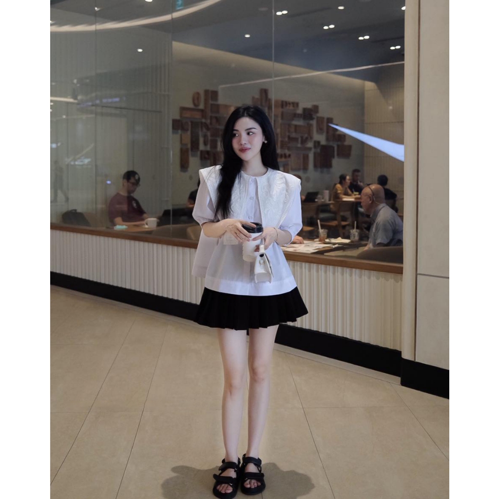 Set áo smi trắng cổ vạt họa tiết chân váy xếp ly | Oufit Xinh Cho Mùa Hè By Charmie