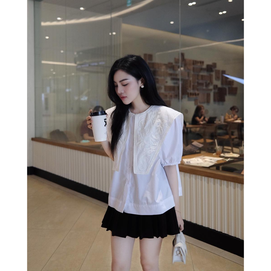 Set áo smi trắng cổ vạt họa tiết chân váy xếp ly | Oufit Xinh Cho Mùa Hè By Charmie