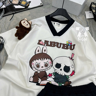 Sét áo phông Labubu trắng cổ viền đen + chân váy xếp li màu đen (tặng kèm gấu )