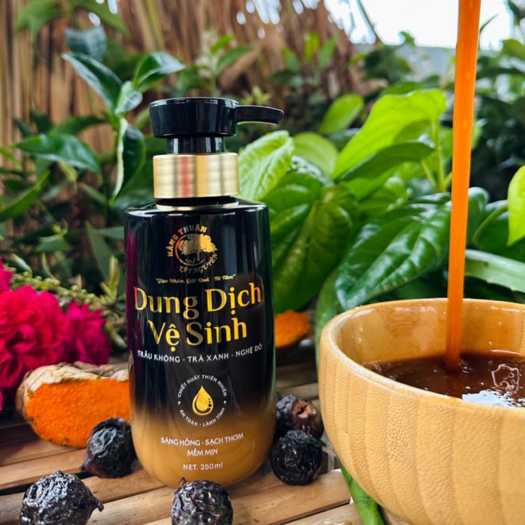 Dung Dịch Vệ Sinh Phụ Nữ Trầu Không Tràm Trà Dung Tích 250ml