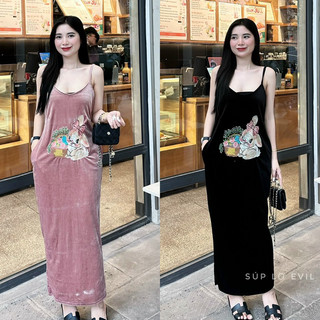 Váy hai dây nhung hàn dáng xuông thêu thỏ đeo nơ cạnh giỏ hoa