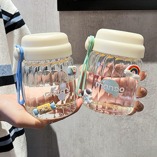 Bình nước thuỷ tinh có quai xách,nắp đậy chắc chắn tiện lợi