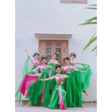 Áo tứ thân trang phục biểu diễn văn nghệ múa hiện đại hoạ tiết hoa sen cổ yếm lụa cách tân màu Xanh Hồng Trắng