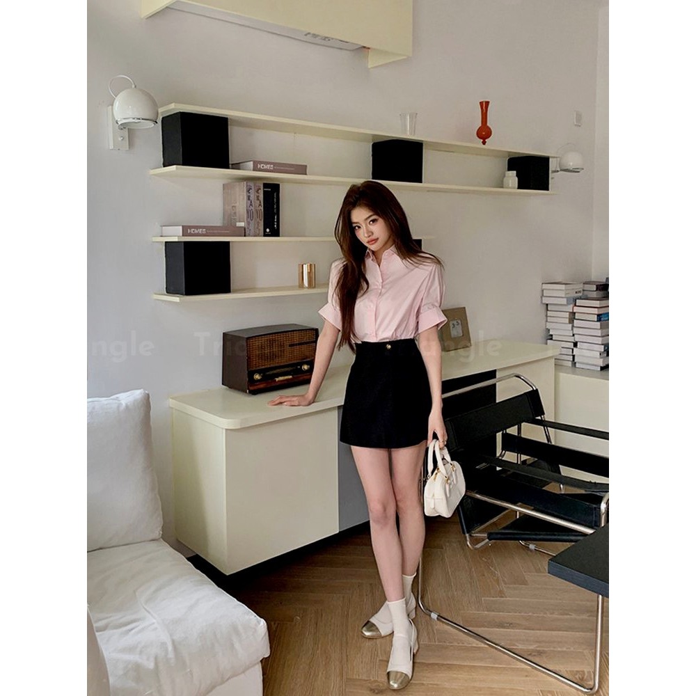 Triangle (Giá thanh lý không hoàn) Pink Lady Set Áo sơ mi hồng nhạt và quần giả váy ngắn màu đen