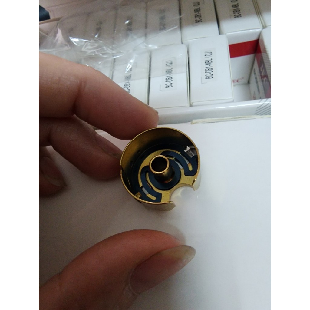 Thoi Vàng Nhật Cao Cấp JEC Ổ Nhỏ Có Lẫy Bên Trong Dùng Cho Máy May 1 Kim Ổ Bé Công Nghiệp