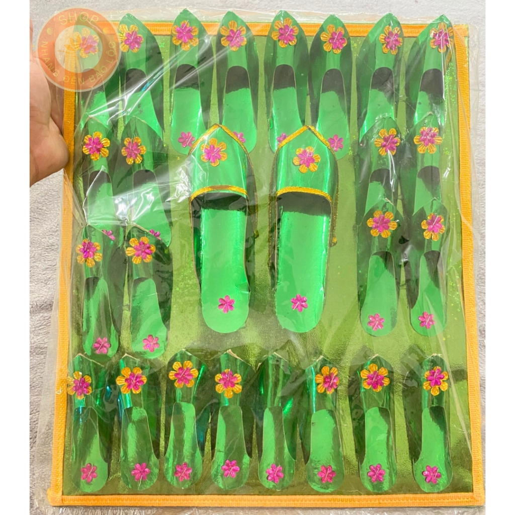 Vỉ Hải Xảo-Giày bà Mụ loại giấy ánh đẹp gồm 12 đôi hài nhỏ và 1 đôi hài bà Chúa To Đẹp