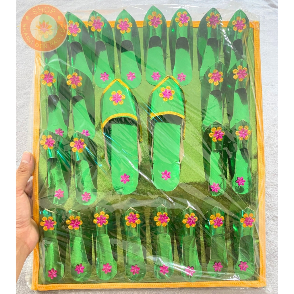 Vỉ Hải Xảo-Giày bà Mụ loại giấy ánh đẹp gồm 12 đôi hài nhỏ và 1 đôi hài bà Chúa To Đẹp