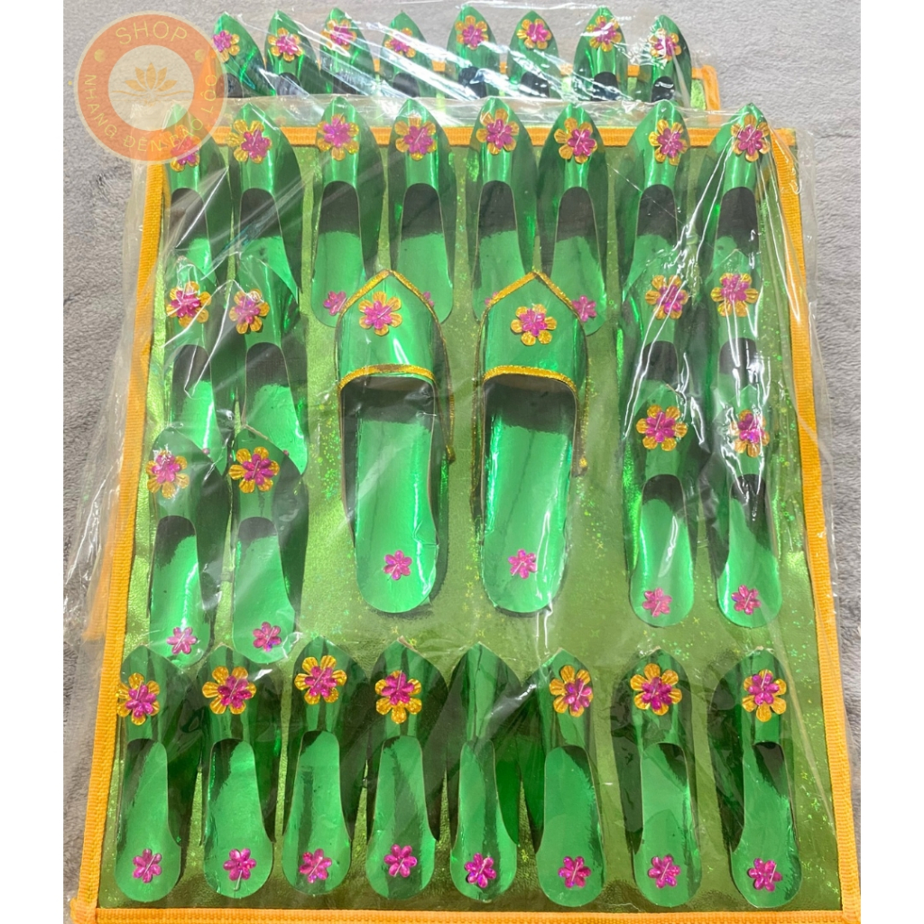 Vỉ Hải Xảo-Giày bà Mụ loại giấy ánh đẹp gồm 12 đôi hài nhỏ và 1 đôi hài bà Chúa To Đẹp