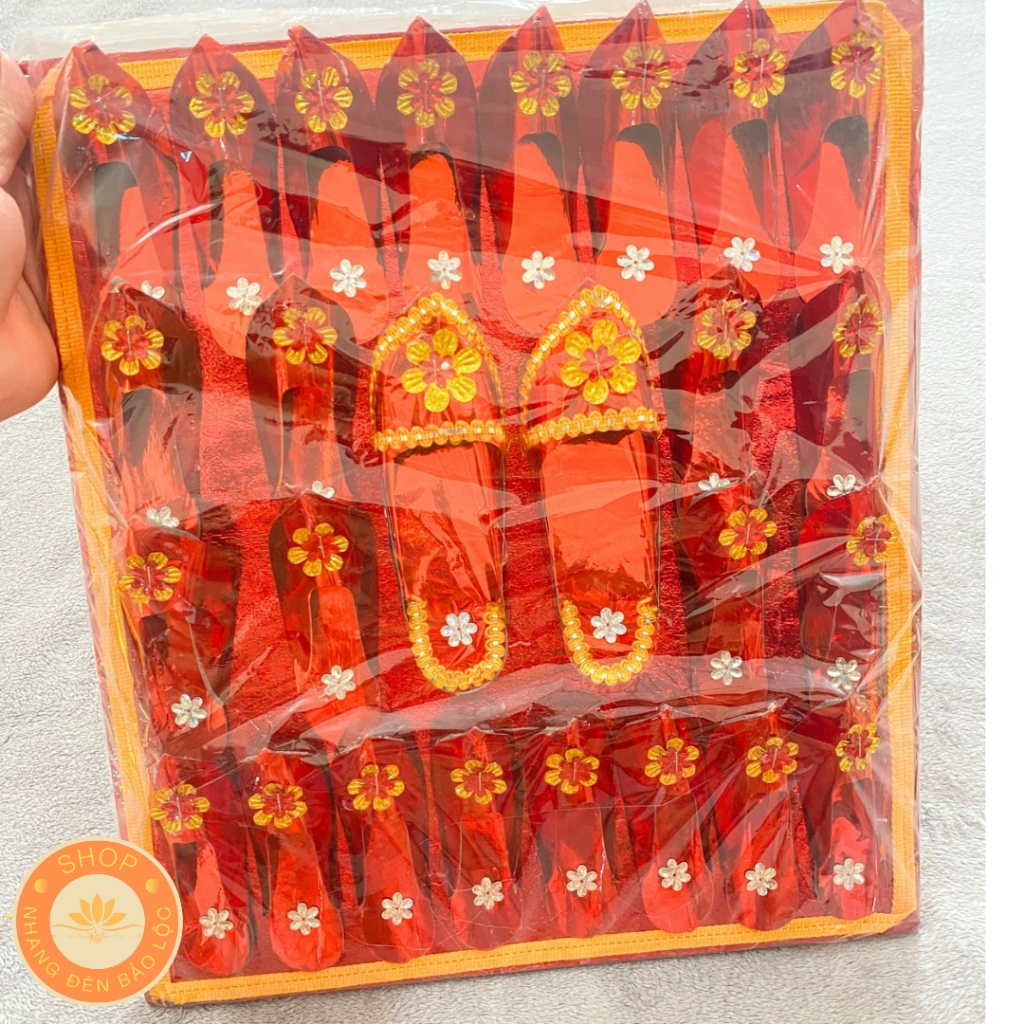 Vỉ Hải Xảo-Giày bà Mụ Màu Đỏ loại giấy ánh đẹp gồm 12 đôi hài nhỏ và 1 đôi hài bà Chúa To Đẹp-Nhang Đèn Bảo Lộc