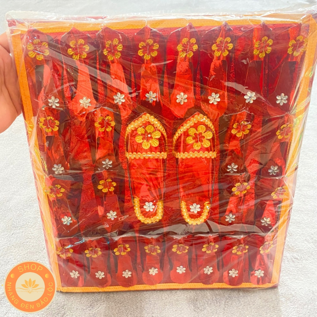 Vỉ Hải Xảo-Giày bà Mụ Màu Đỏ loại giấy ánh đẹp gồm 12 đôi hài nhỏ và 1 đôi hài bà Chúa To Đẹp-Nhang Đèn Bảo Lộc
