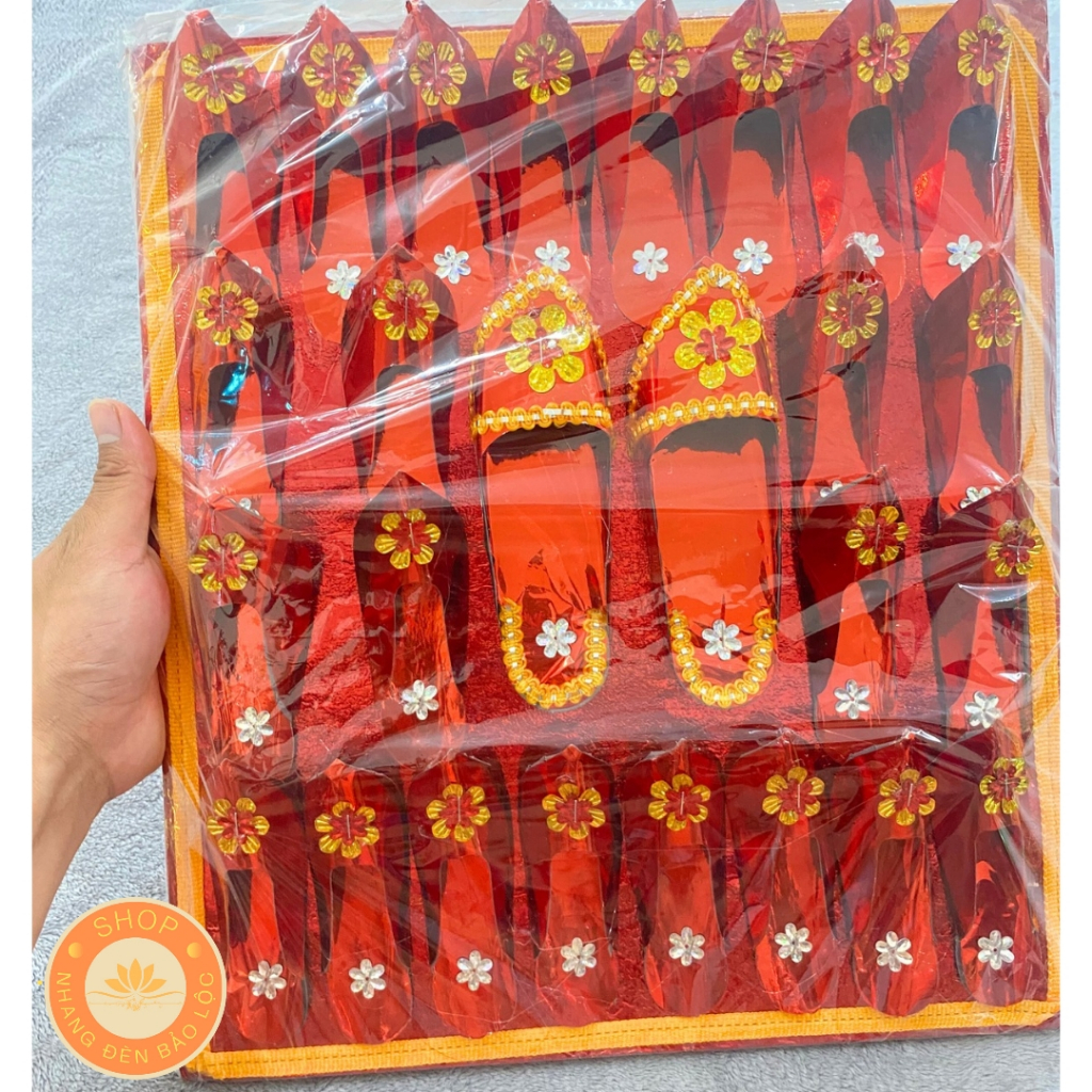 Vỉ Hải Xảo-Giày bà Mụ Màu Đỏ loại giấy ánh đẹp gồm 12 đôi hài nhỏ và 1 đôi hài bà Chúa To Đẹp-Nhang Đèn Bảo Lộc