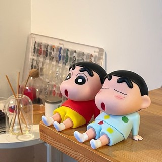 Giá Đỡ Điện Thoại Hình Shin Dễ Thương – Nhựa Cứng Cao Cấp, Decor Bàn Học Cực Chill, Giữ Máy Ổn Định