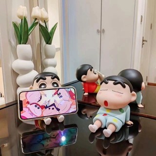 Giá Đỡ Điện Thoại Hình Shin Dễ Thương – Nhựa Cứng Cao Cấp, Decor Bàn Học Cực Chill, Giữ Máy Ổn Định